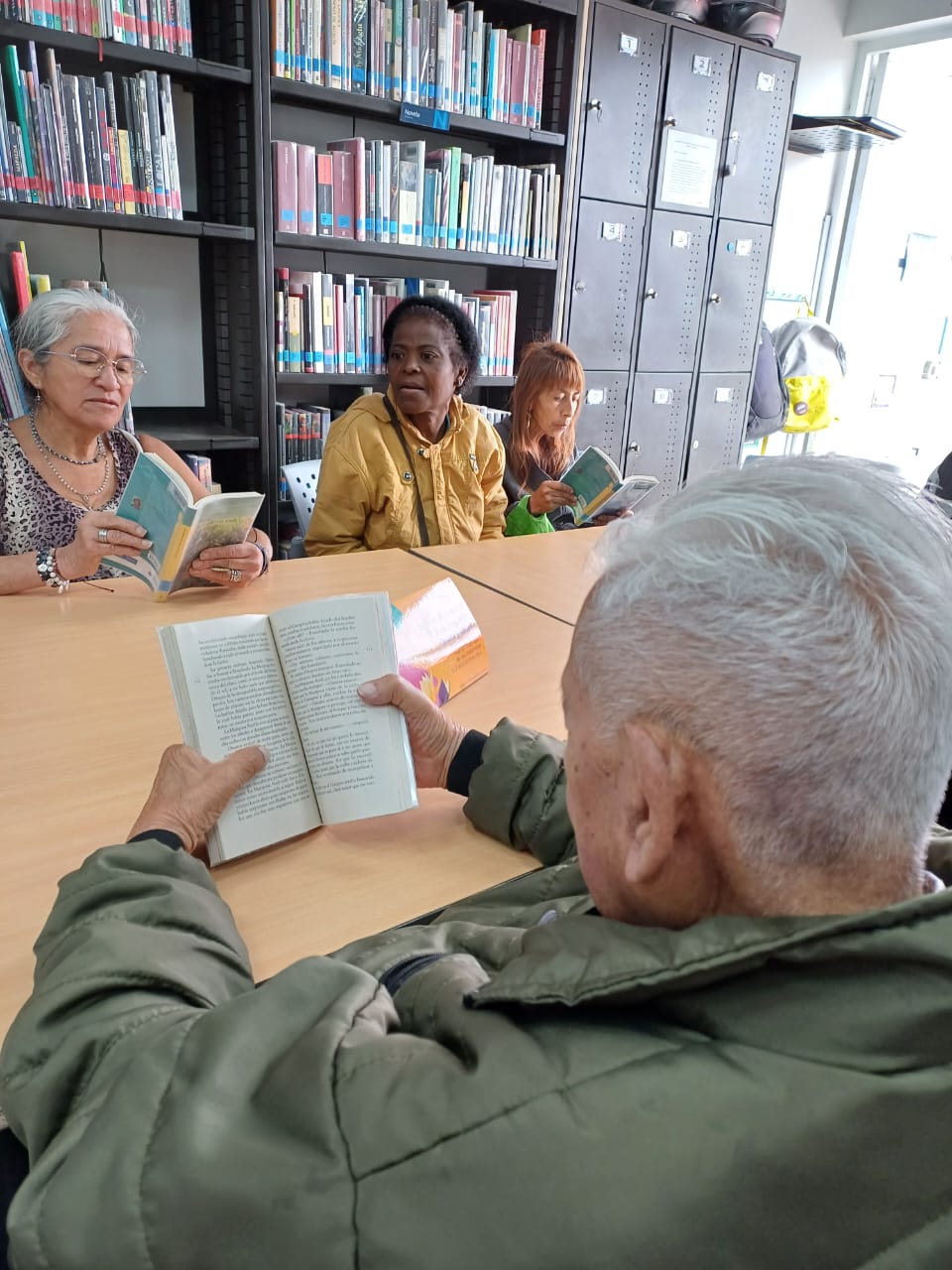 Adulto mayor leyendo