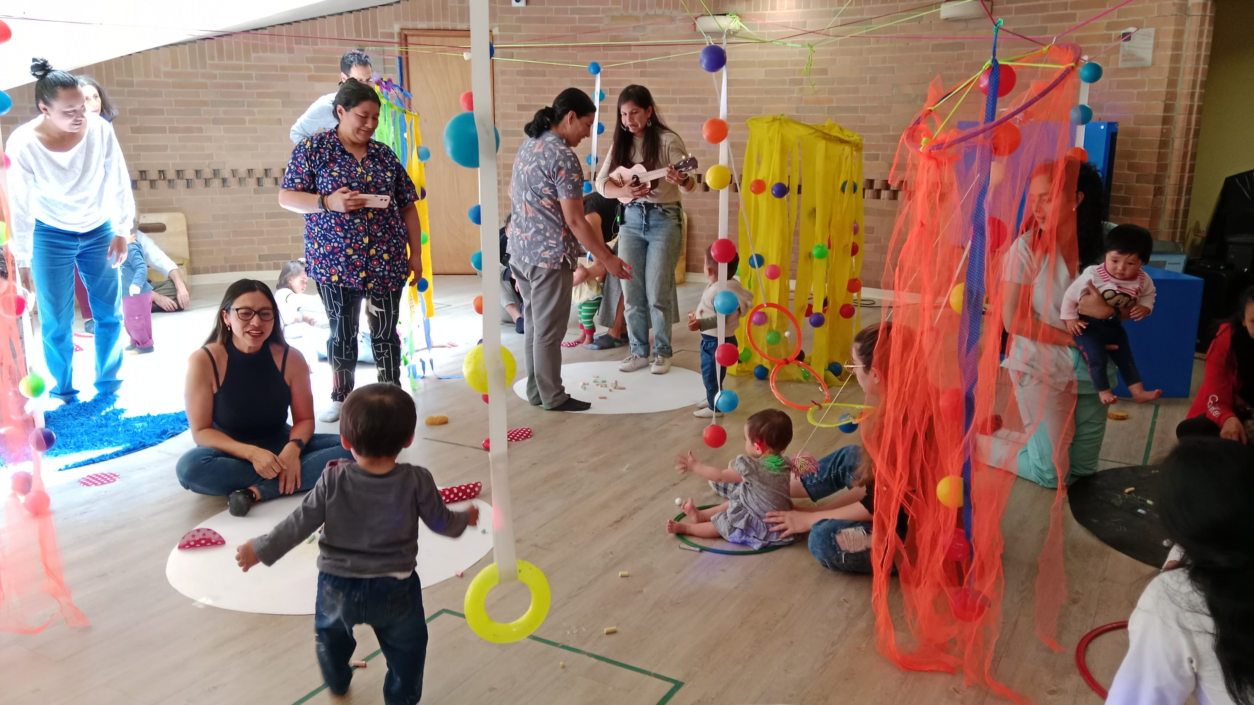 pequeños participando de actividad en la biblioteca