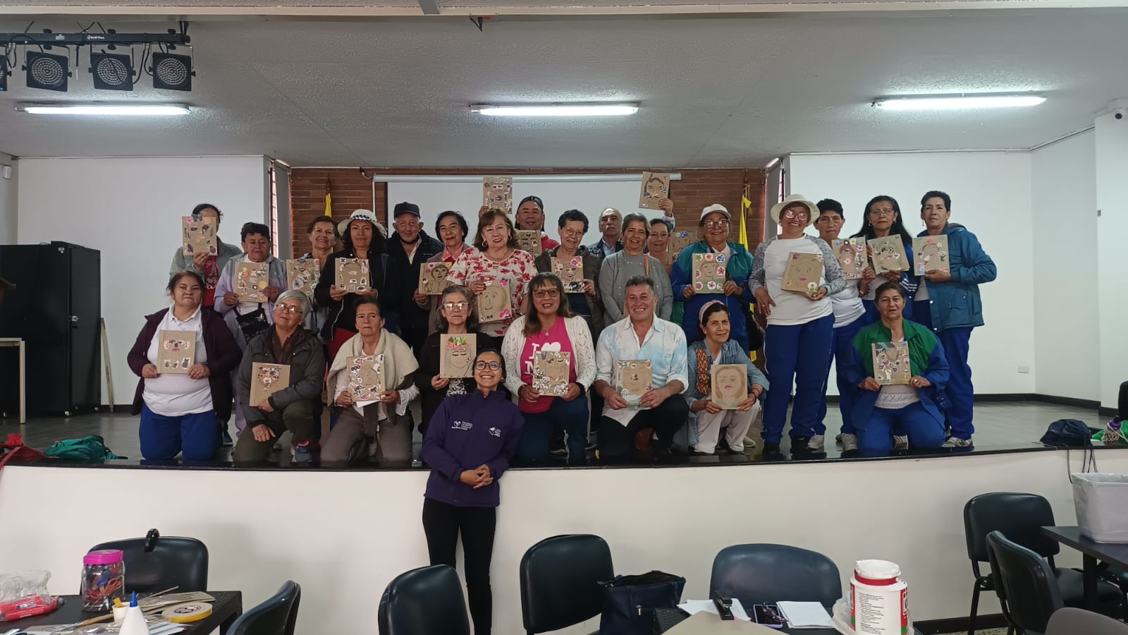 Adultos participando de actividad