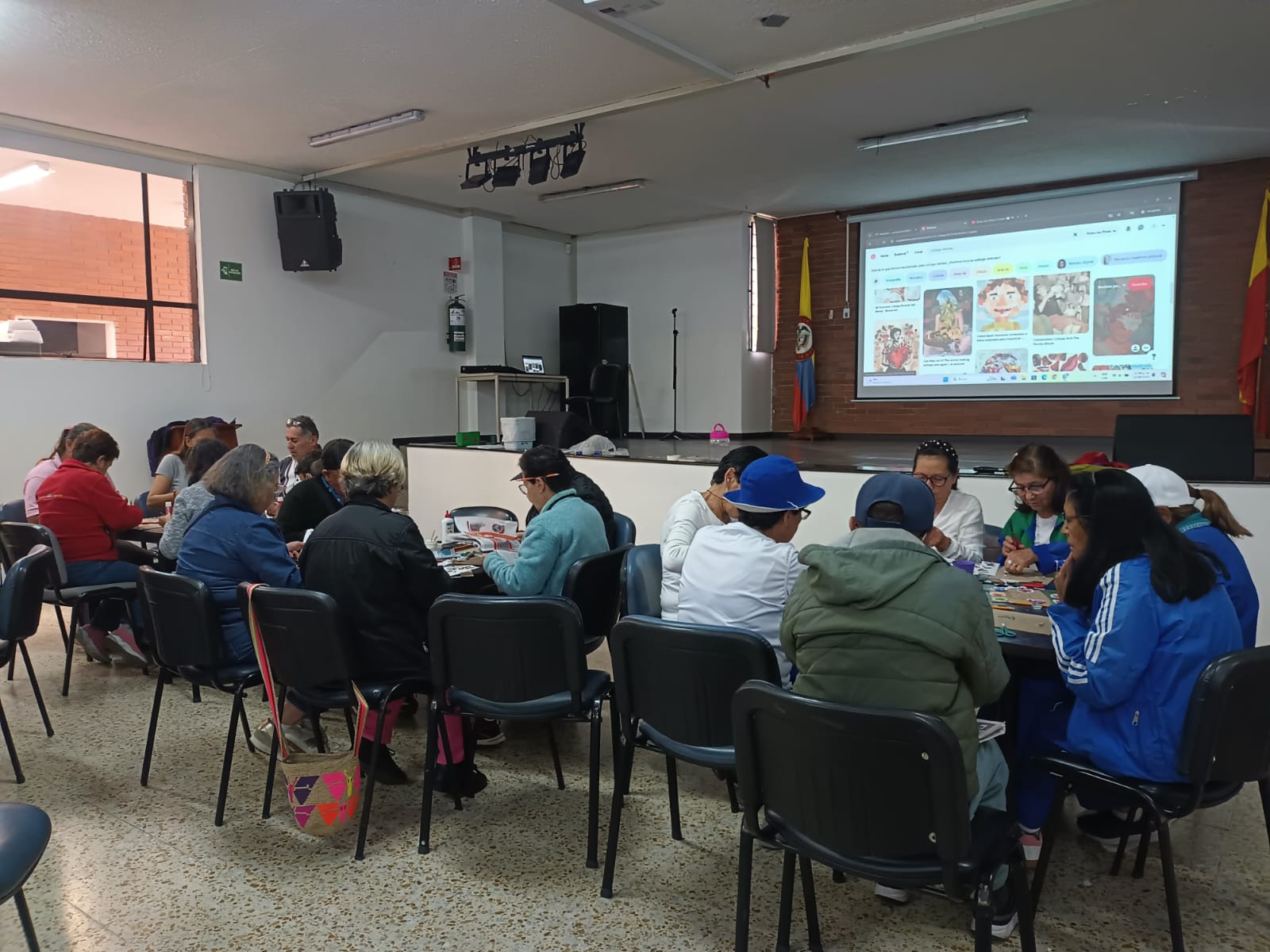 Adultos participando de actividad en la biblioteca