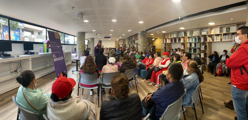 Adultos mayores participando de actividad en la biblioteca