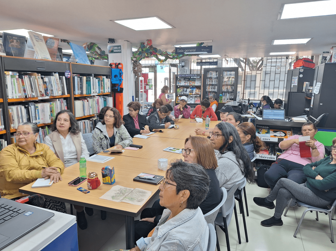 Adultos participando de actividades en la biblioteca