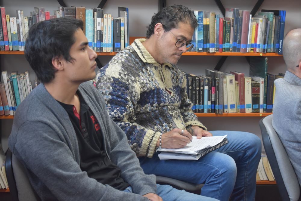 Usuarios participando en el laboratorio de escritura de la biblioteca