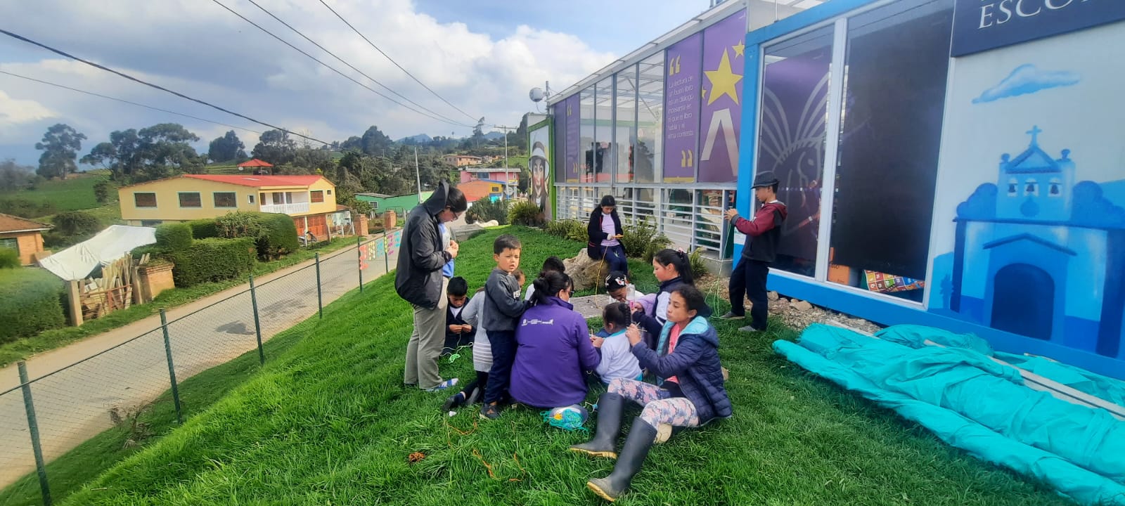 Niños y niñas participando de actividad