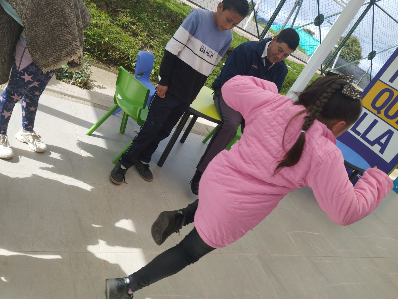 Infancias participando en el club de lectura infantil en la biblioteca