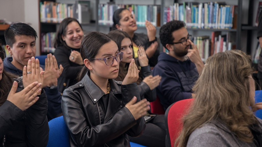 Curso de lengua de señas en BibloRed