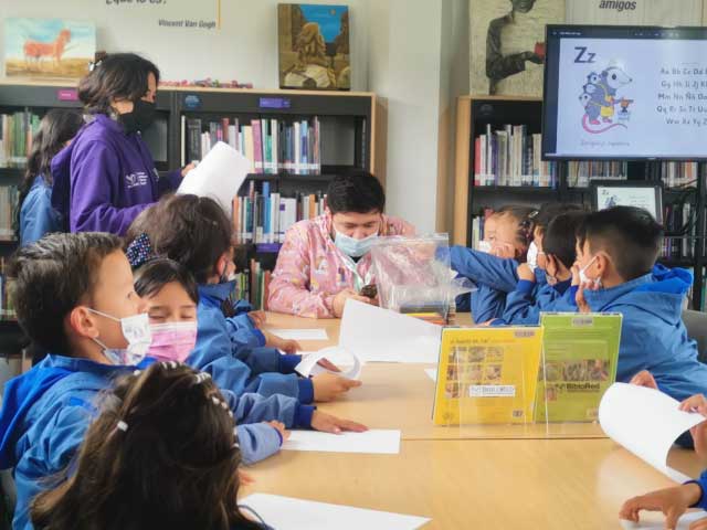 Niños participando de actividad en la biblioteca