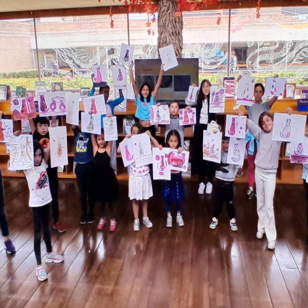 Infancias participando en experiencias artísticas en la biblioteca