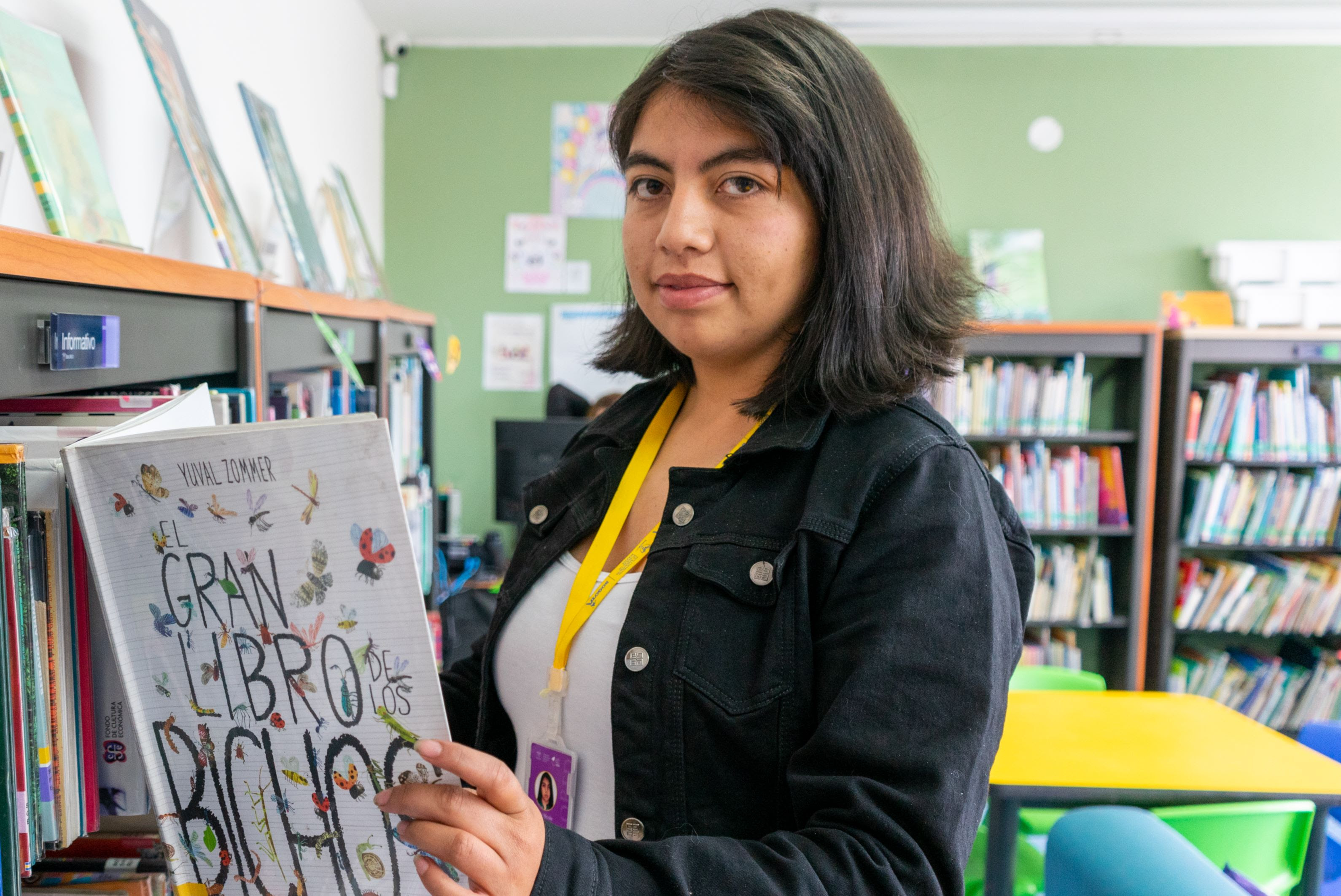 mujer que tiene en sus manos libro