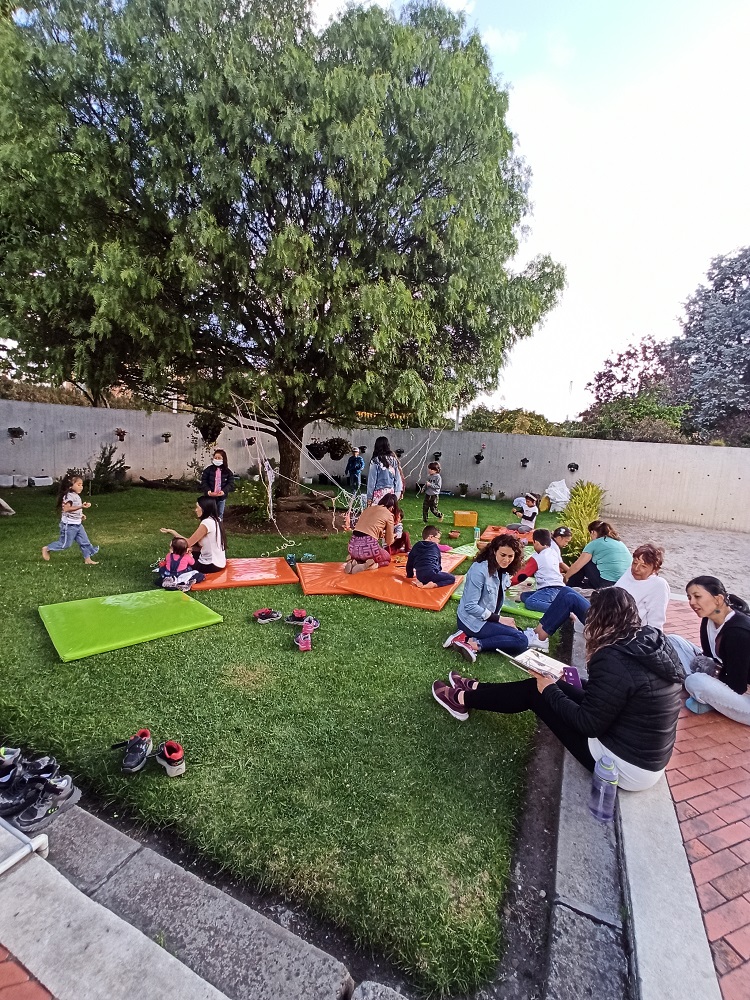 Niños y niñas participando de actividad al aire libre