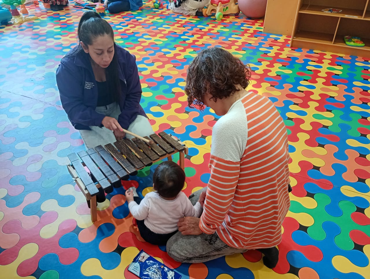 Niños participan de actividad musical en la biblioteca