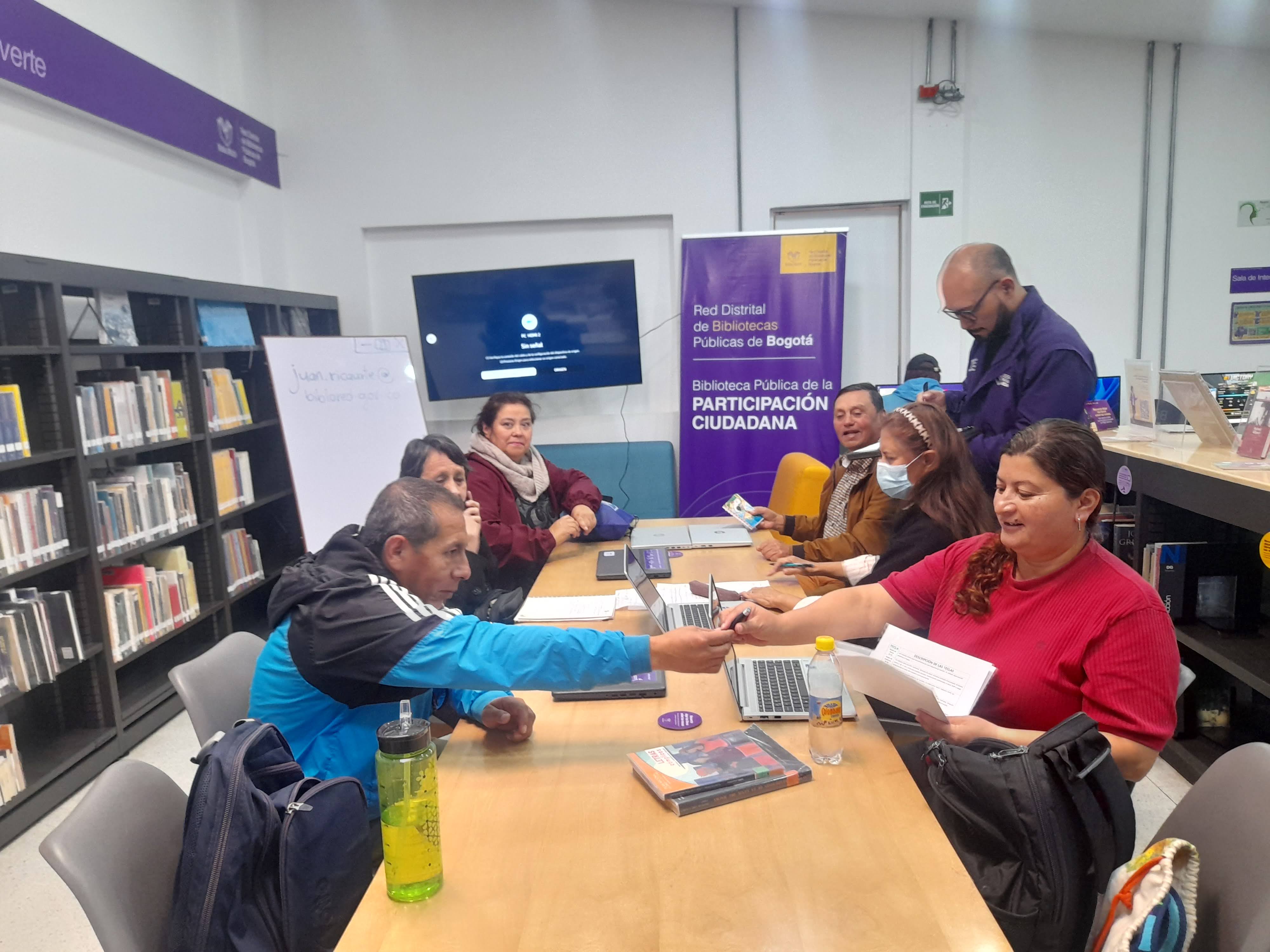 Adultos participando de actividad en la biblioteca