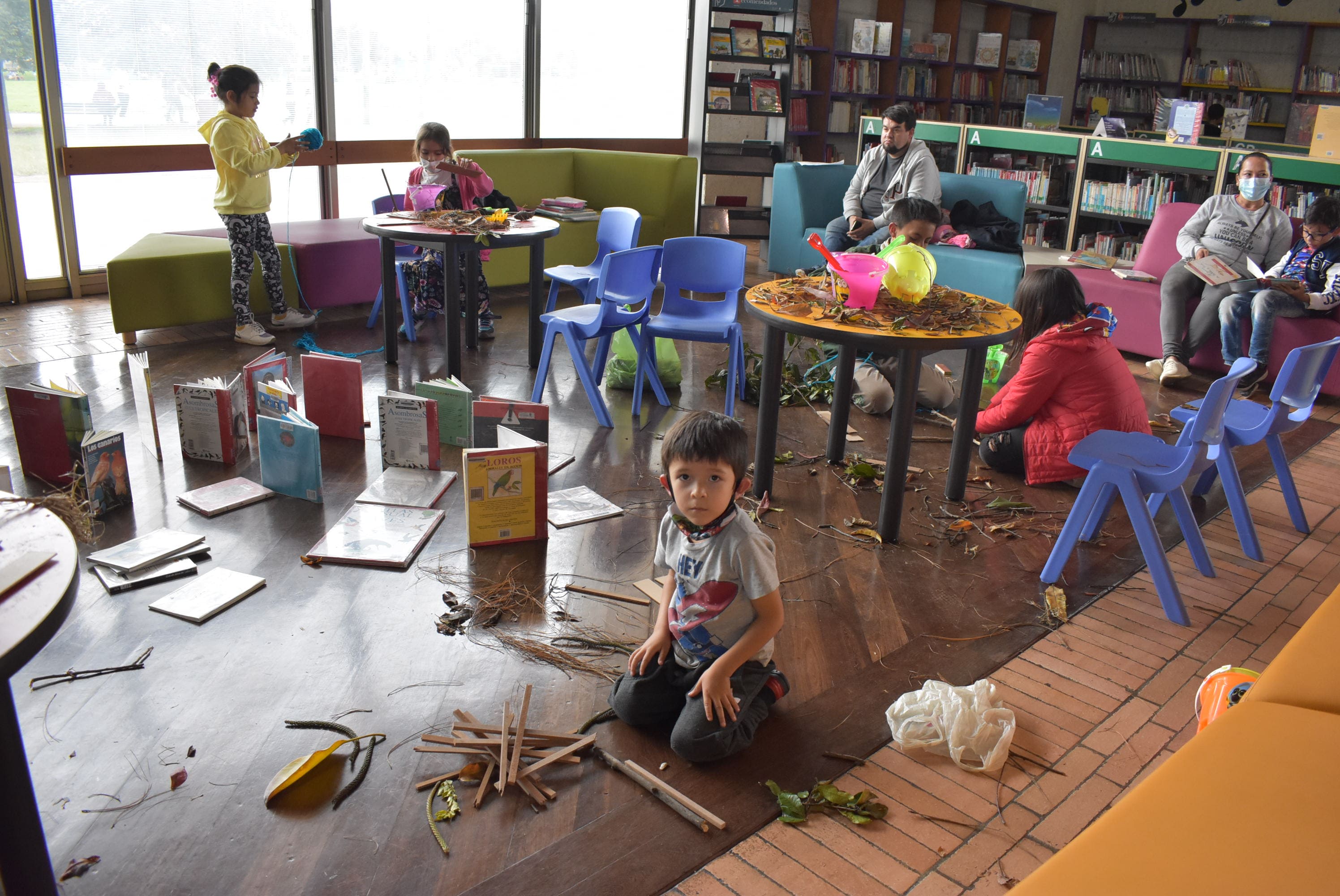 Niño con palos en el suelo