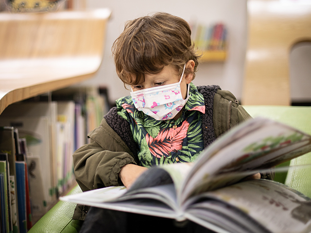 Niño leyendo en la biblioteca