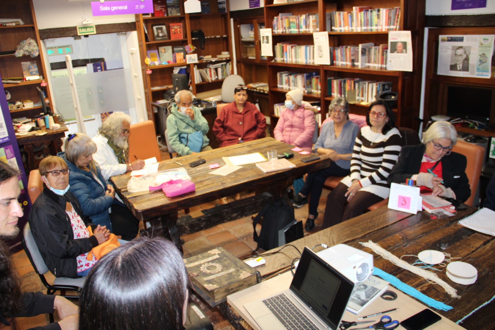 grupo de adultos mayores en medio de una conversación