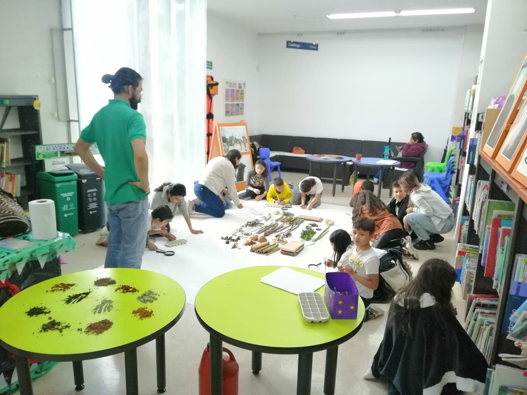 Infancias participando en actividades de la biblioteca