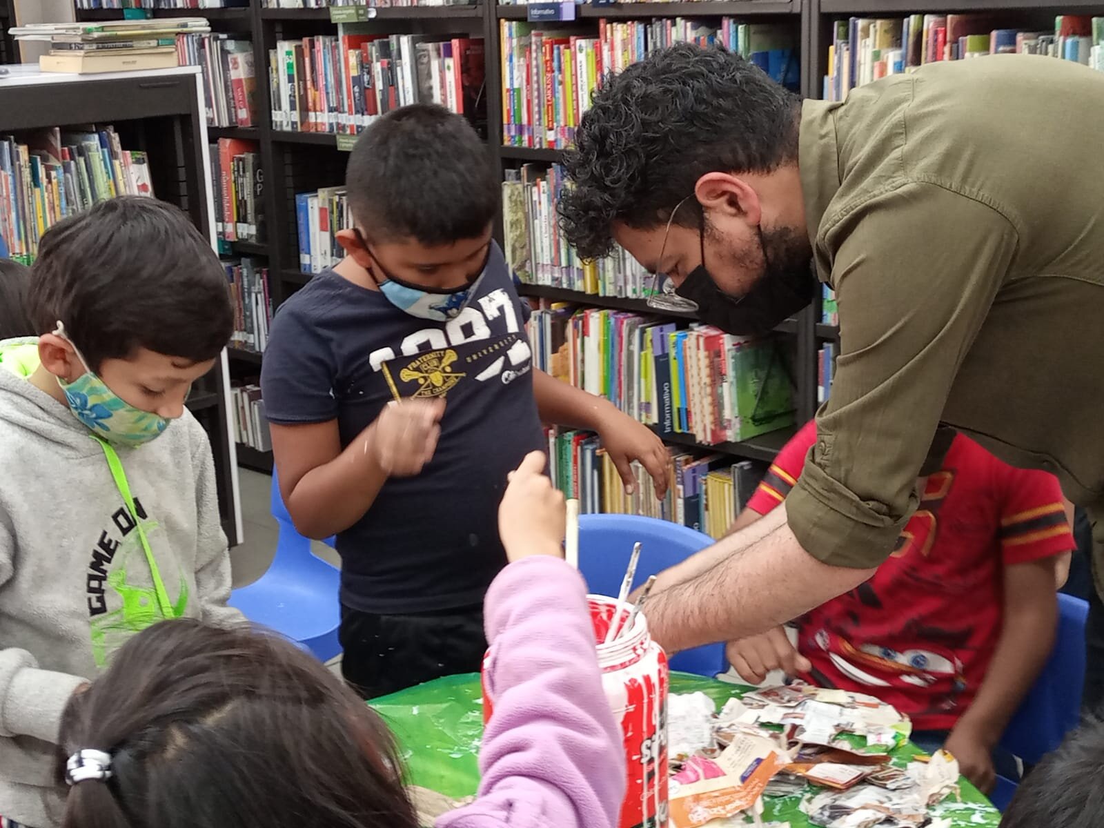 Niños creando con pegamento