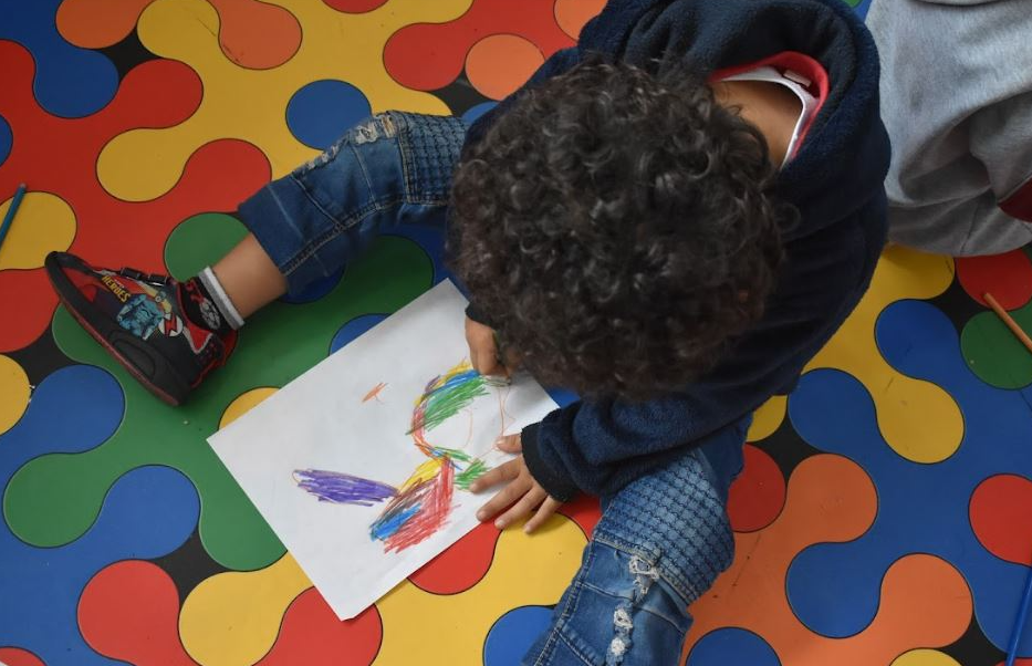 Niño leyendo cuento en la biblioteca