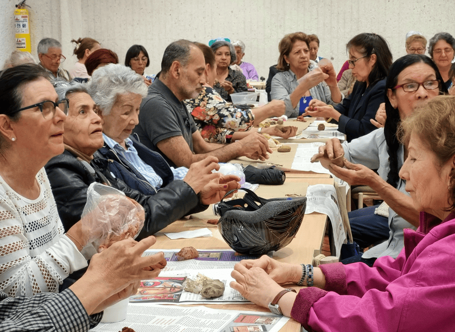 Adultos mayores dialogando