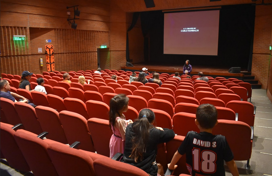 Usuarios disfrutando de una proyección cinematográfica en la biblioteca