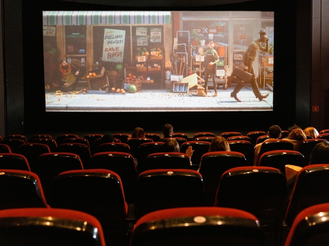 Proyección de película en un auditorio