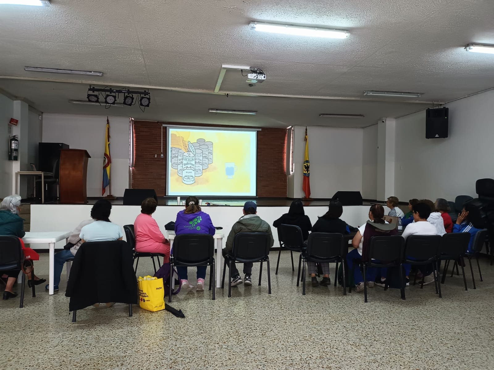 grupo de personas viendo una proyección