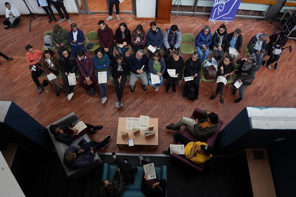 Usuarios y usuarias participando en un conversatorio en la biblioteca