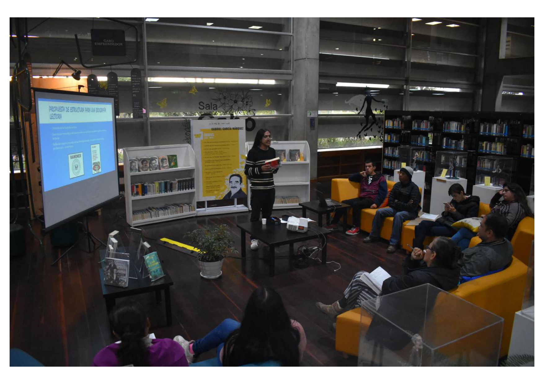 Usuarios participando en el laboratorio de escritura de la biblioteca