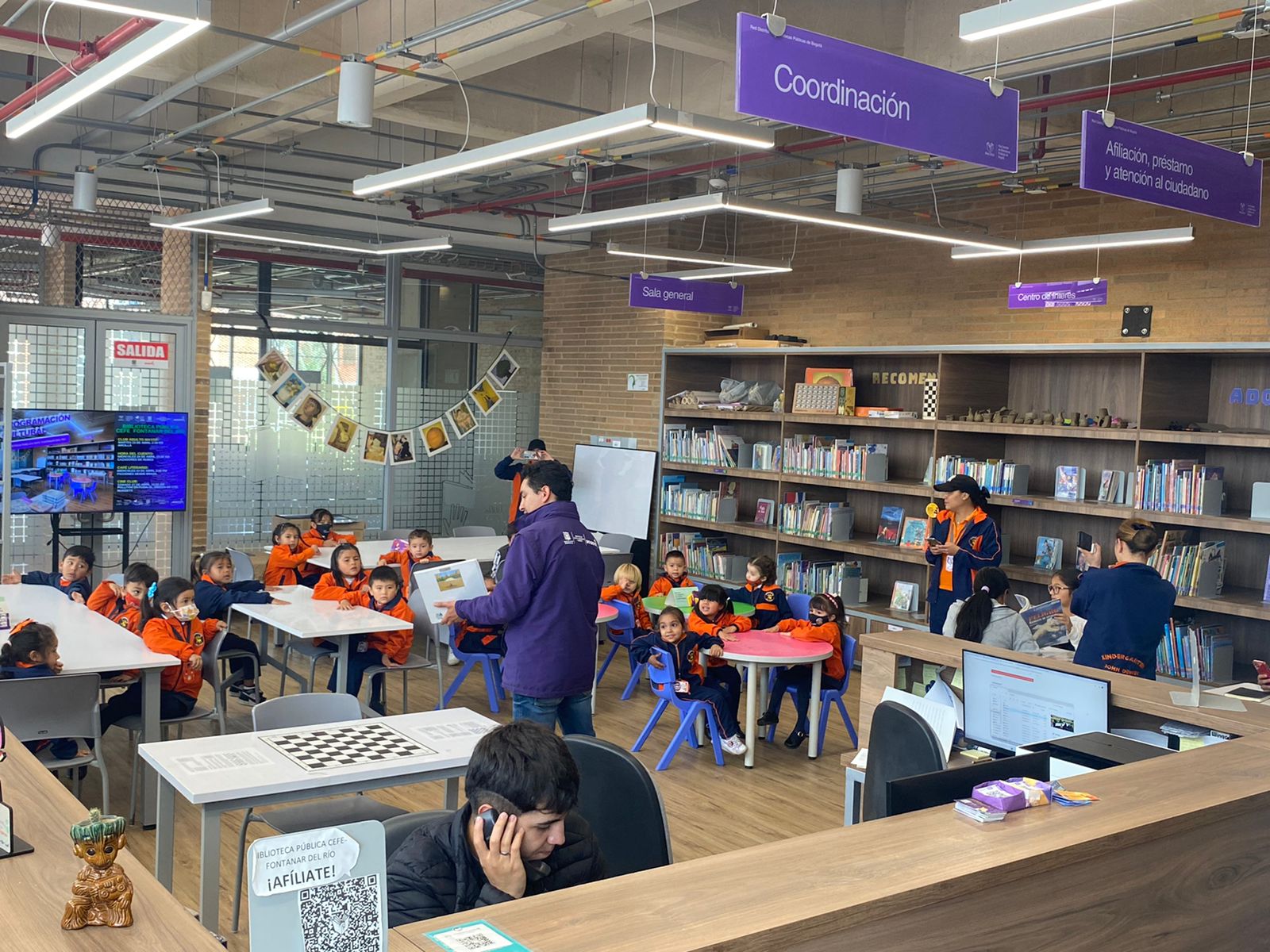 Niños y niñas participando de actividad en la biblioteca