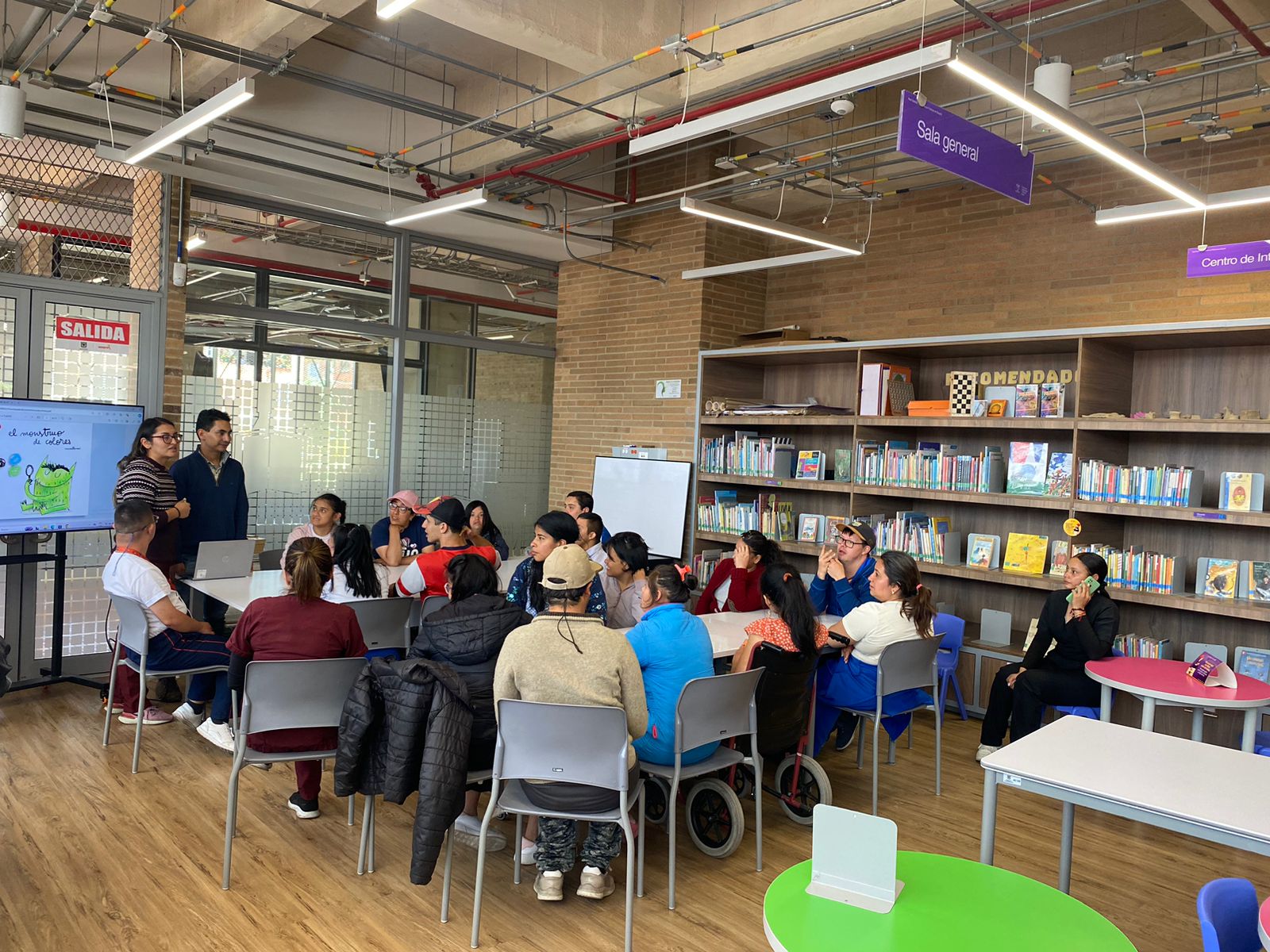 Adultos participando de la biblioteca