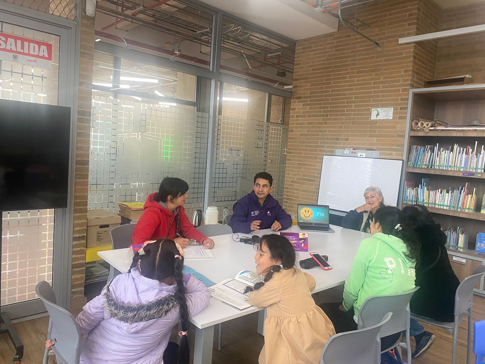 Infancias participando en el club de lectura infantil de la biblioteca