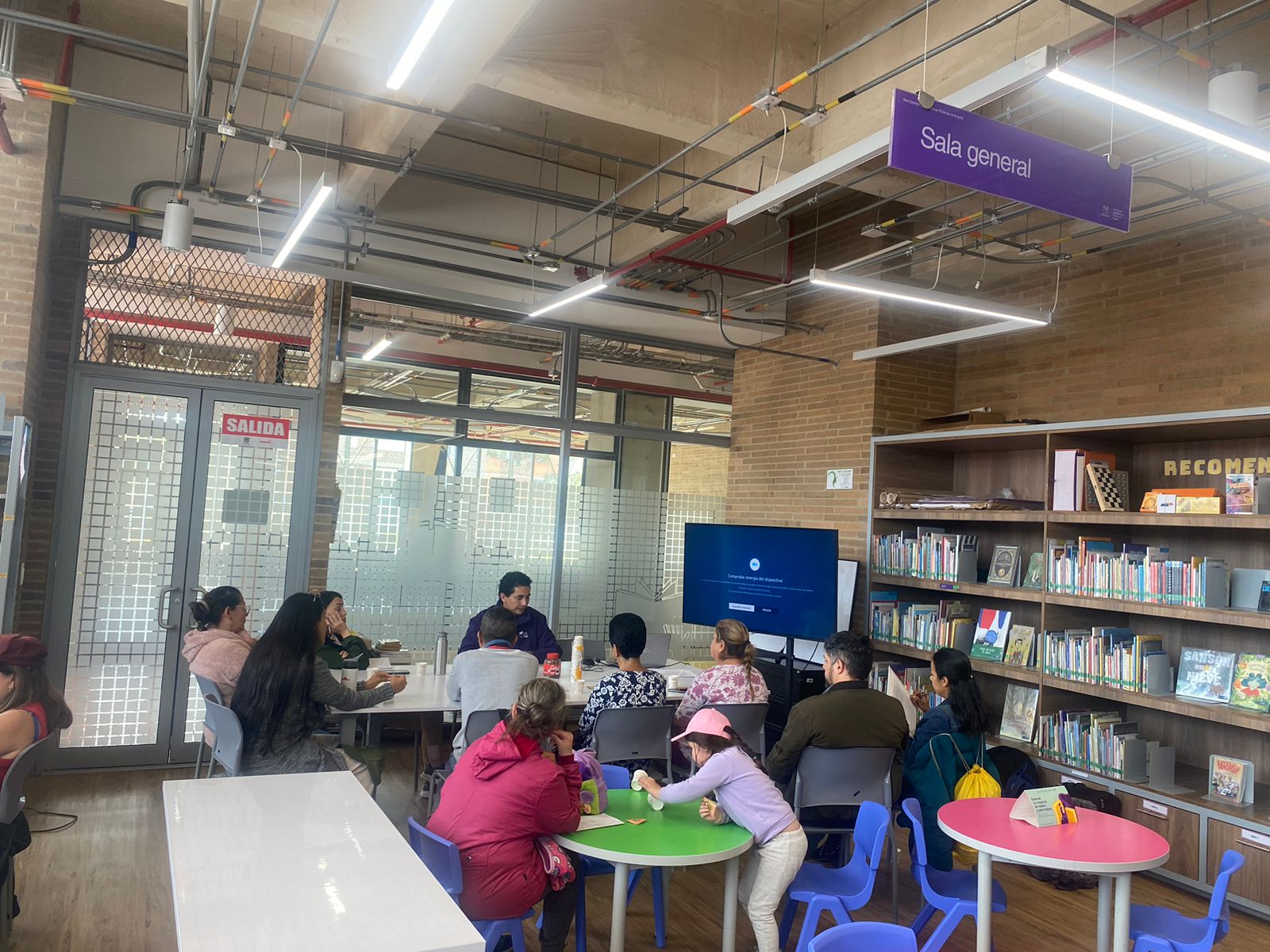 Adultos participando de actividad en la biblioteca