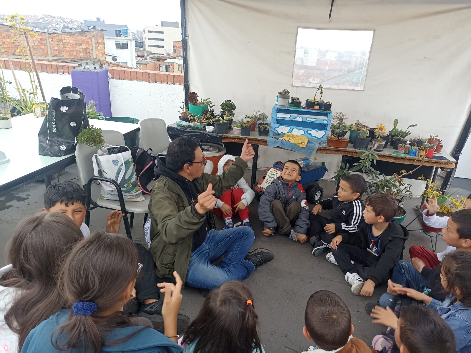 Niños en redondilla dentro de una huerta