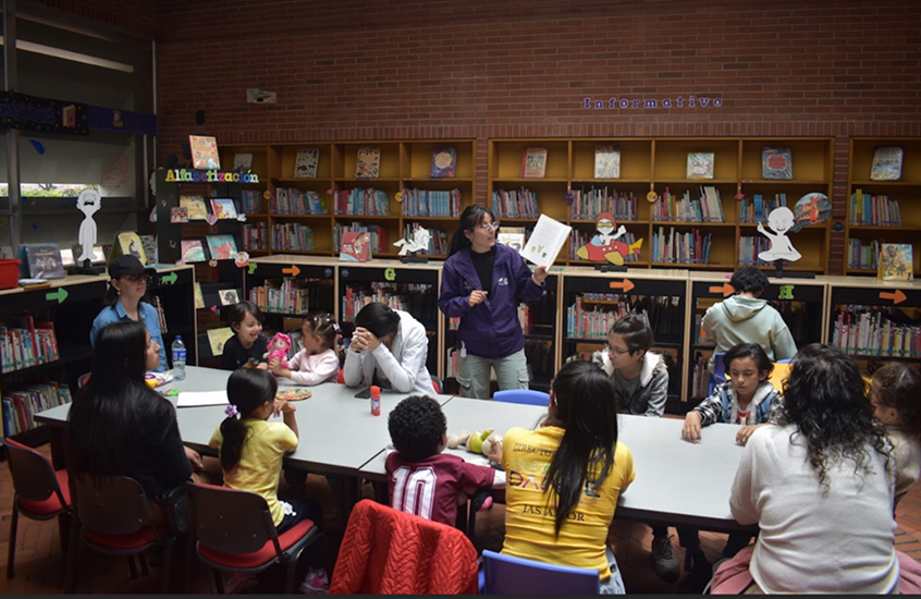 Niños escuchando una lectura