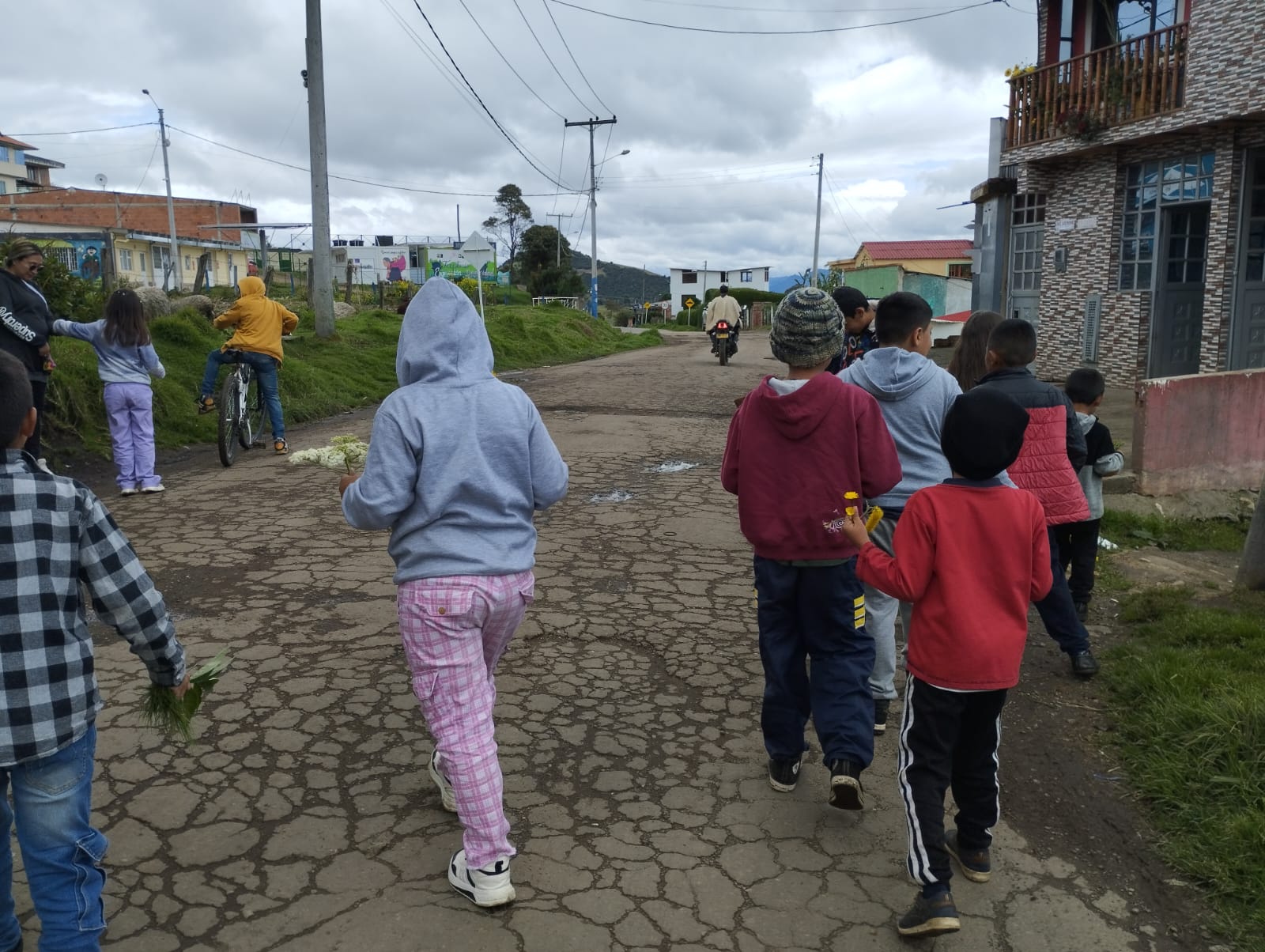 Niños y niñas participando de una actividad al aire libre