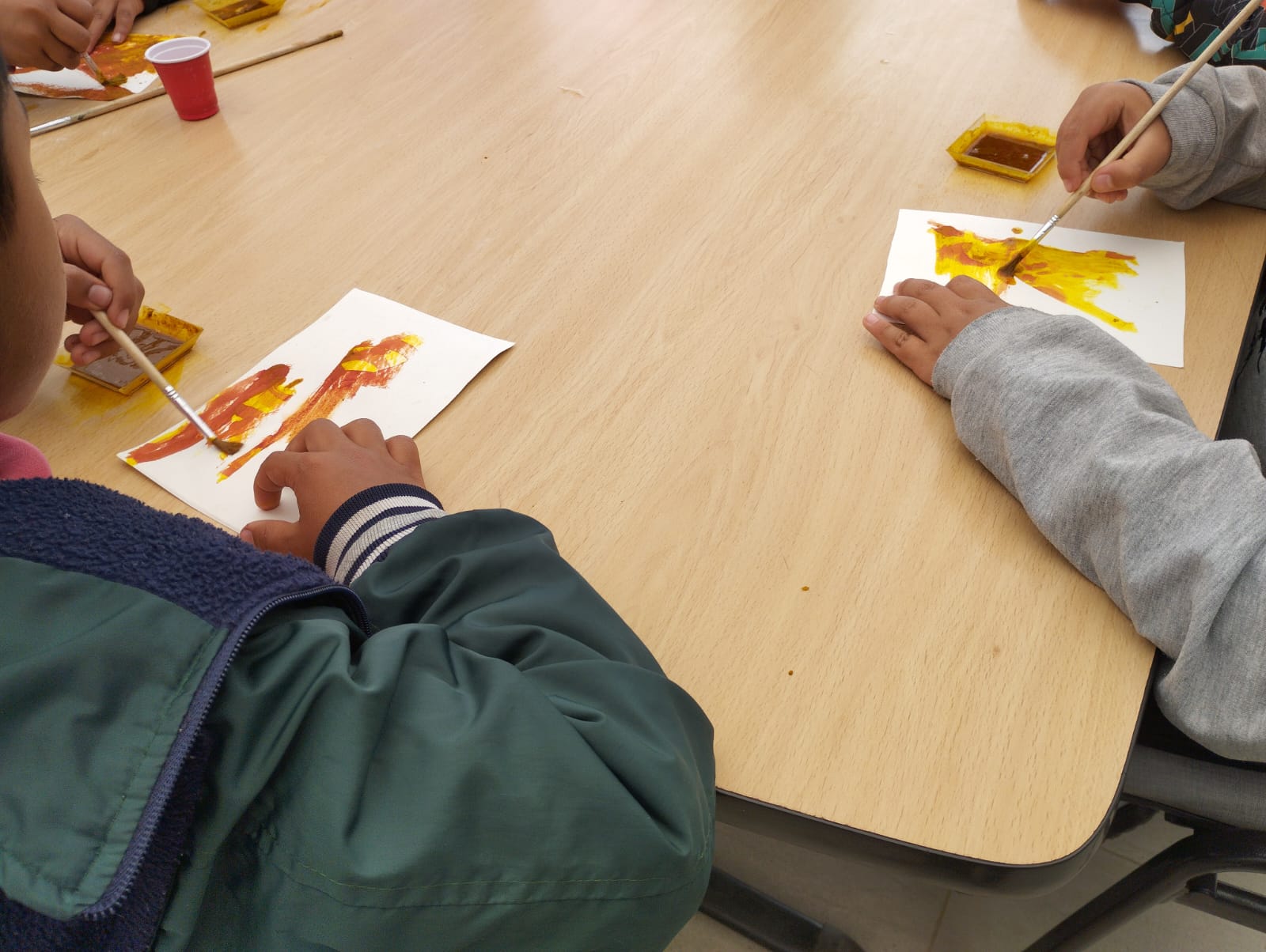 Infancias participando en el club de lectura infantil en la biblioteca