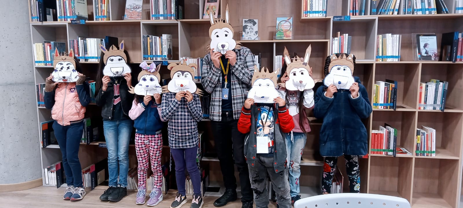 Niños con máscaras puestas