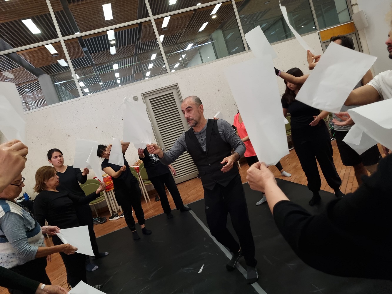 grupo de actores en un taller de improvisación vestidos de negro 