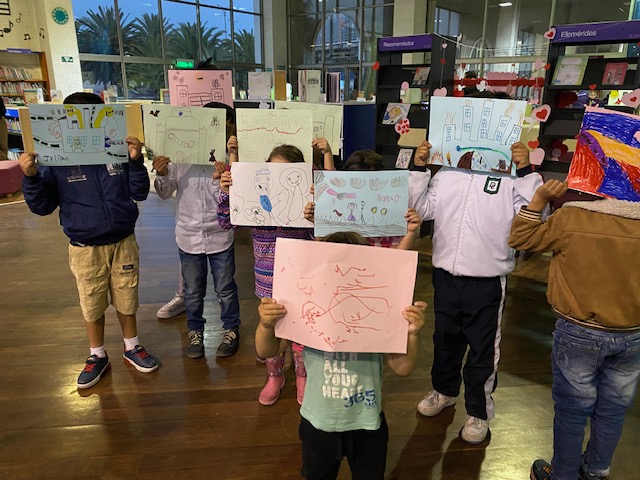 niñas y niños participando de actividad en la biblioteca