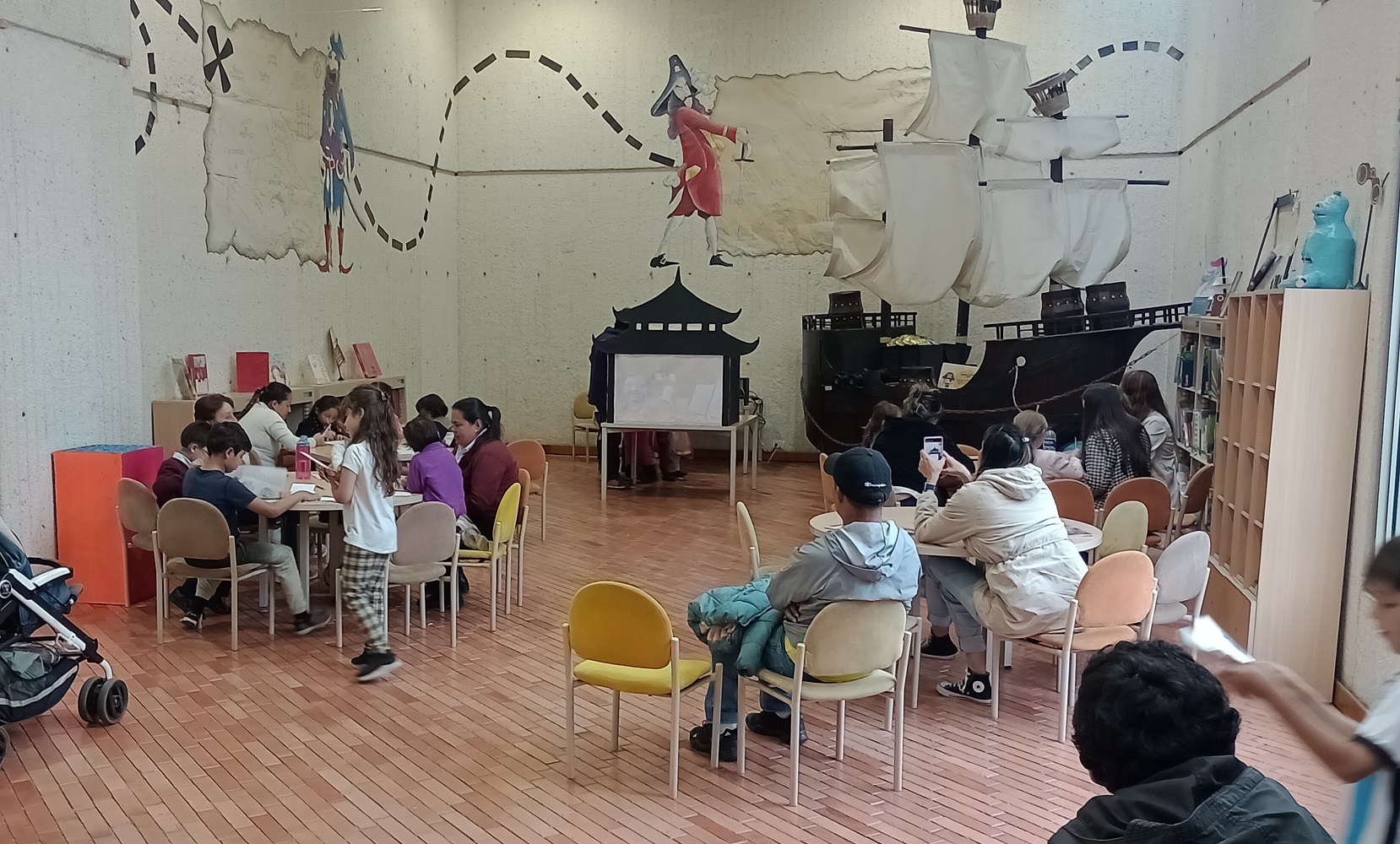 Familias participando en actividades lúdicas y creativas en la biblioteca