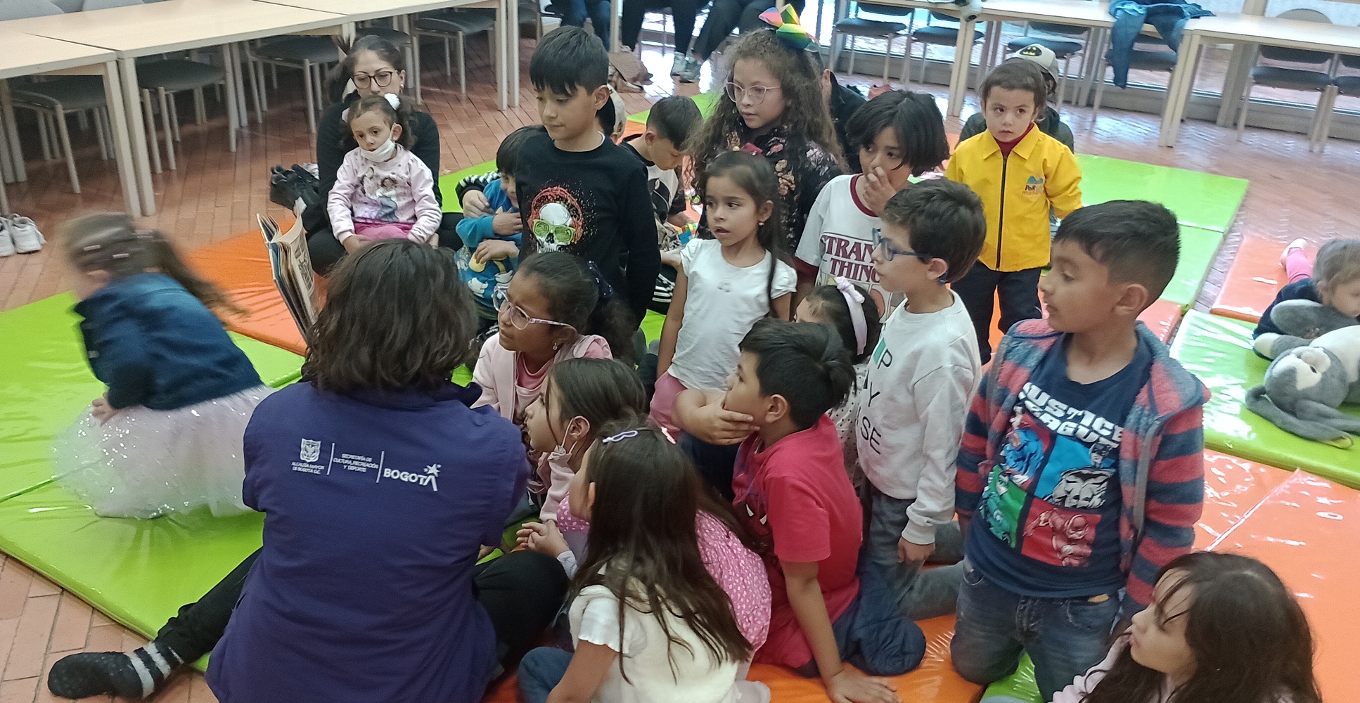 niñas y niños participando de actividad