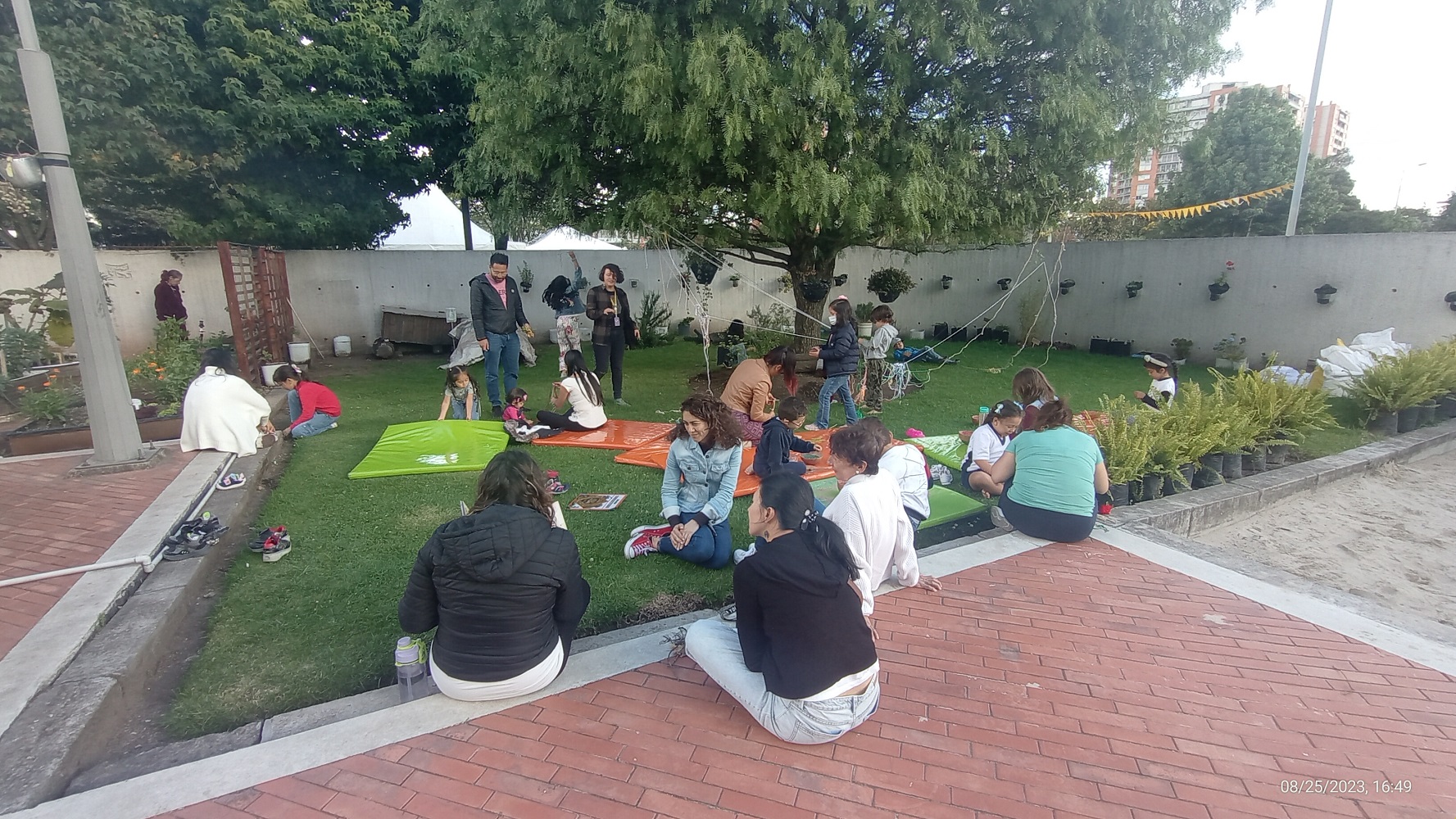 grupo de personas reunidas al aire libre conversando y leyendo juntos