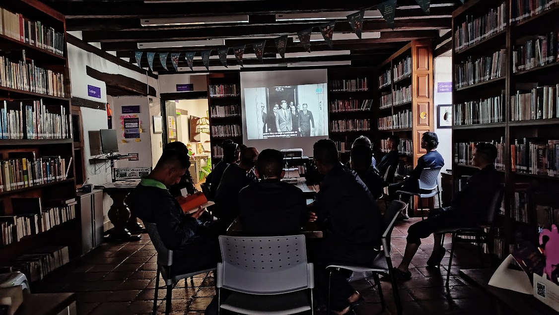 Adultos viendo proyección