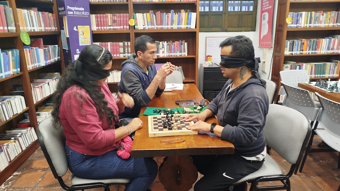 Personas participando en el club de lectura en la biblioteca