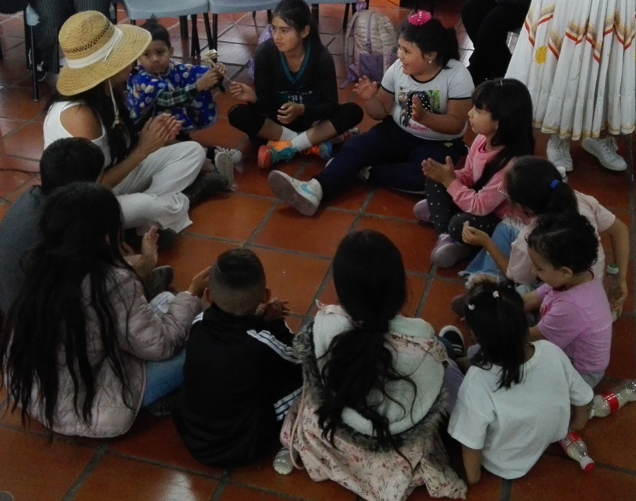 grupo de niñas y niños jugando y cantando