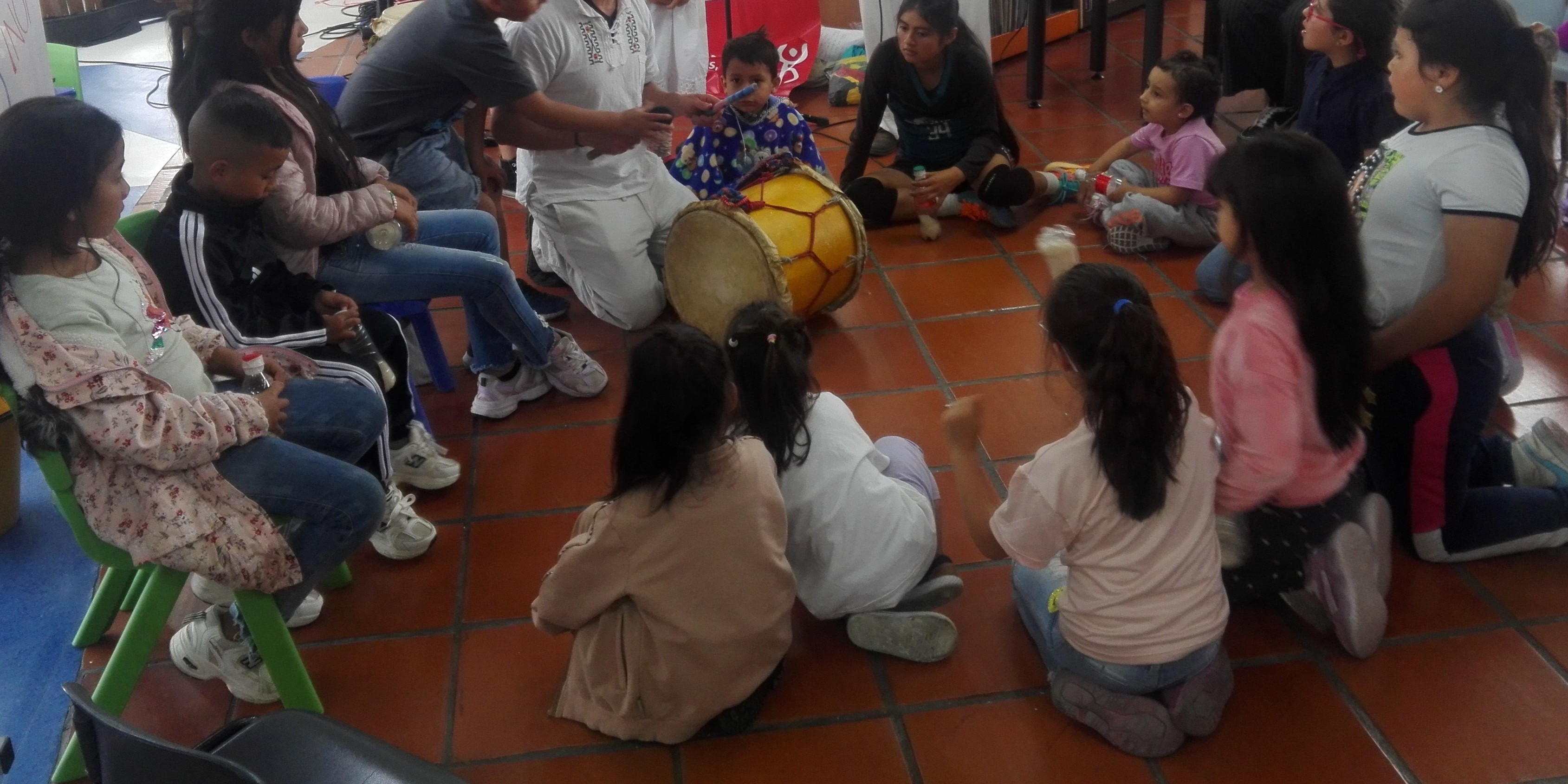 niños y niñas participando de actividad en la biblioteca