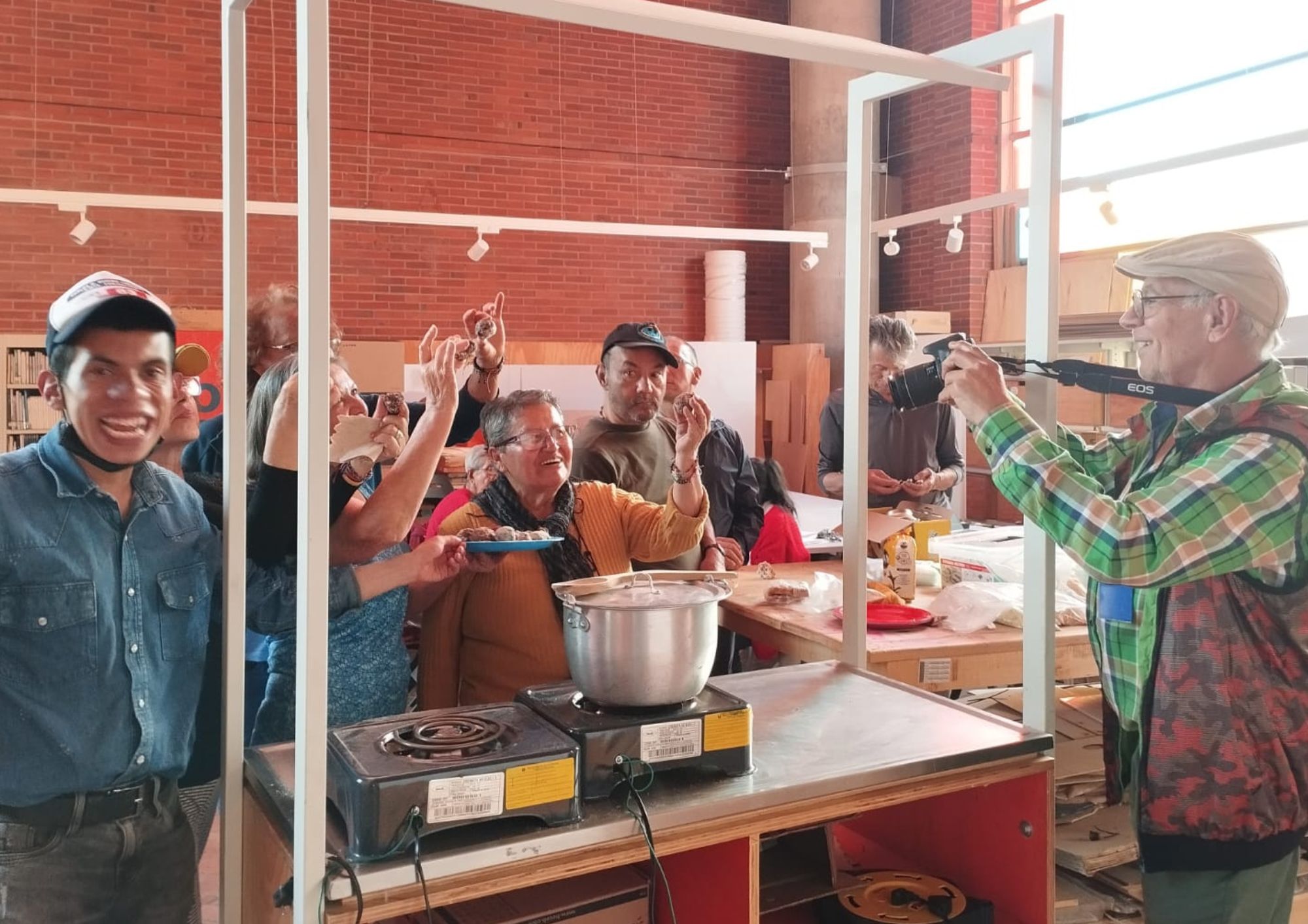 Usuarias participando en actividades en la biblioteca