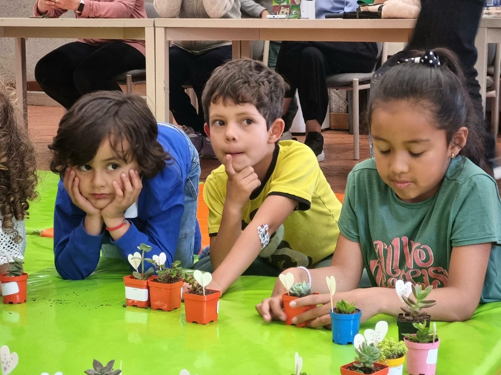 Infancias participando en el club de lectura infantil en la biblioteca