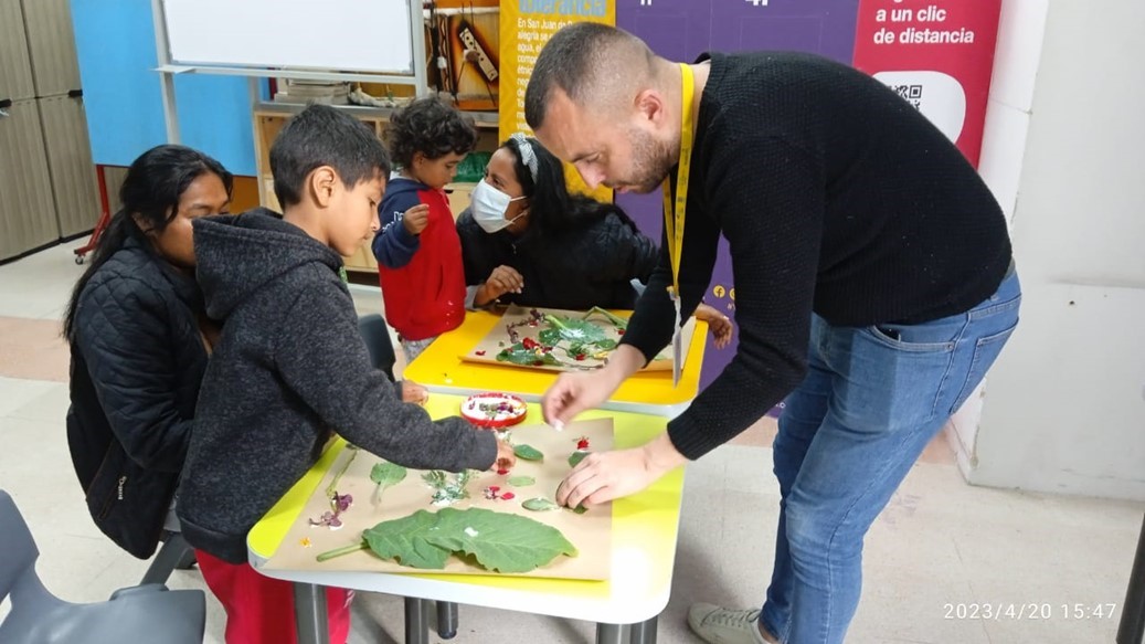 docente moldeando plastilina junto a sus alumnos