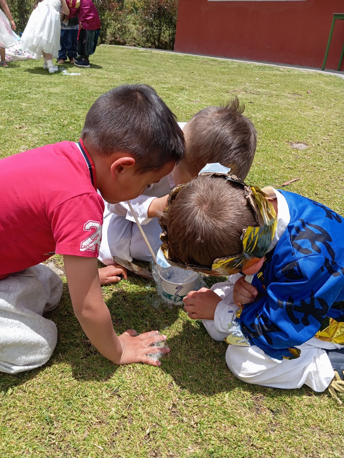 tres niños pintando al aire libre